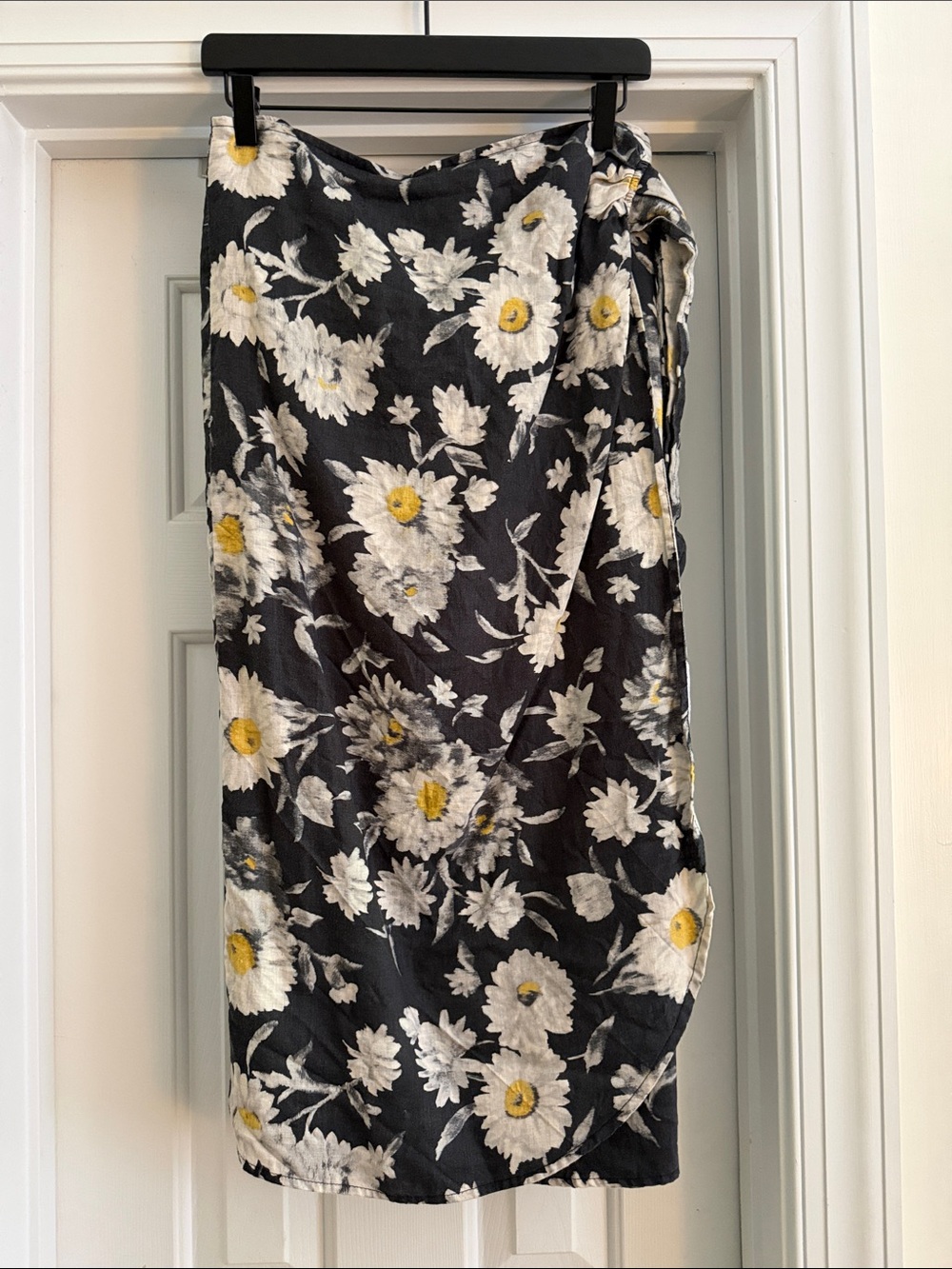 Lou & Grey Black Midi Skirt with White and Yellow Daisy Print